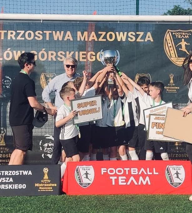 Zawodnicy Akademii unoszą puchar na podium turnieju